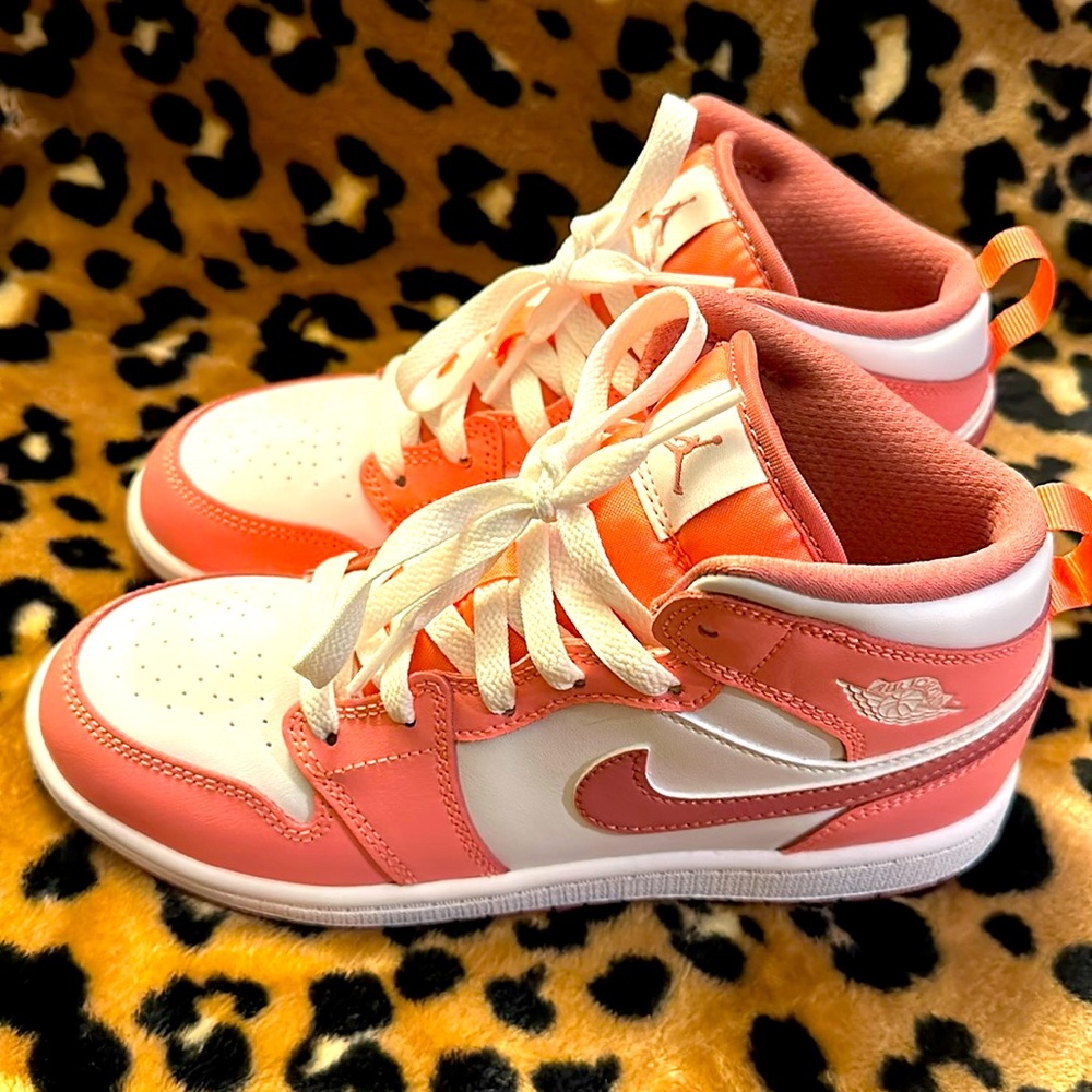 Jordan 1 Mid "Coral Chalk/Desert Berry/White" Preschool Girls' Shoe Size:3Y